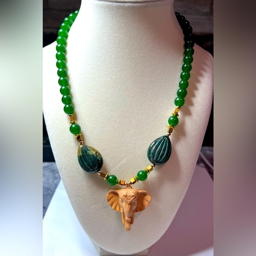 Vintage Green Jade Beaded Carved Wood Elephant Head Pendant Necklace 20in